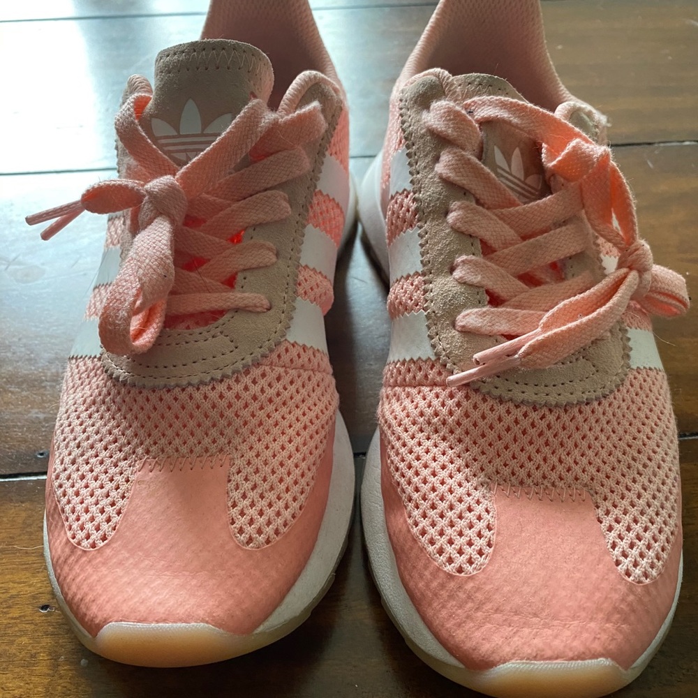 Women’s size 8 Adidas shoes. EUC.